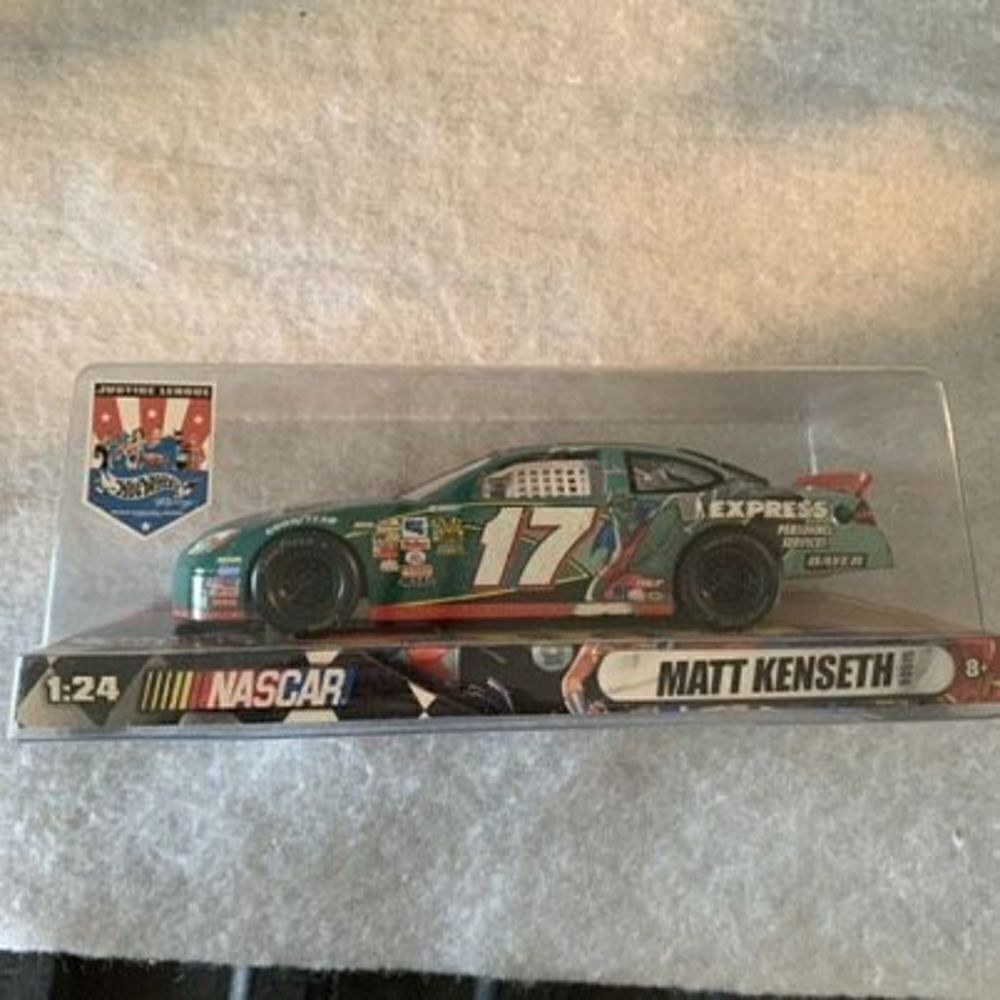 Hot Wheels #17 Matt Kenseth 2004 Justice League 1:24 NASCAR Car *NEW*